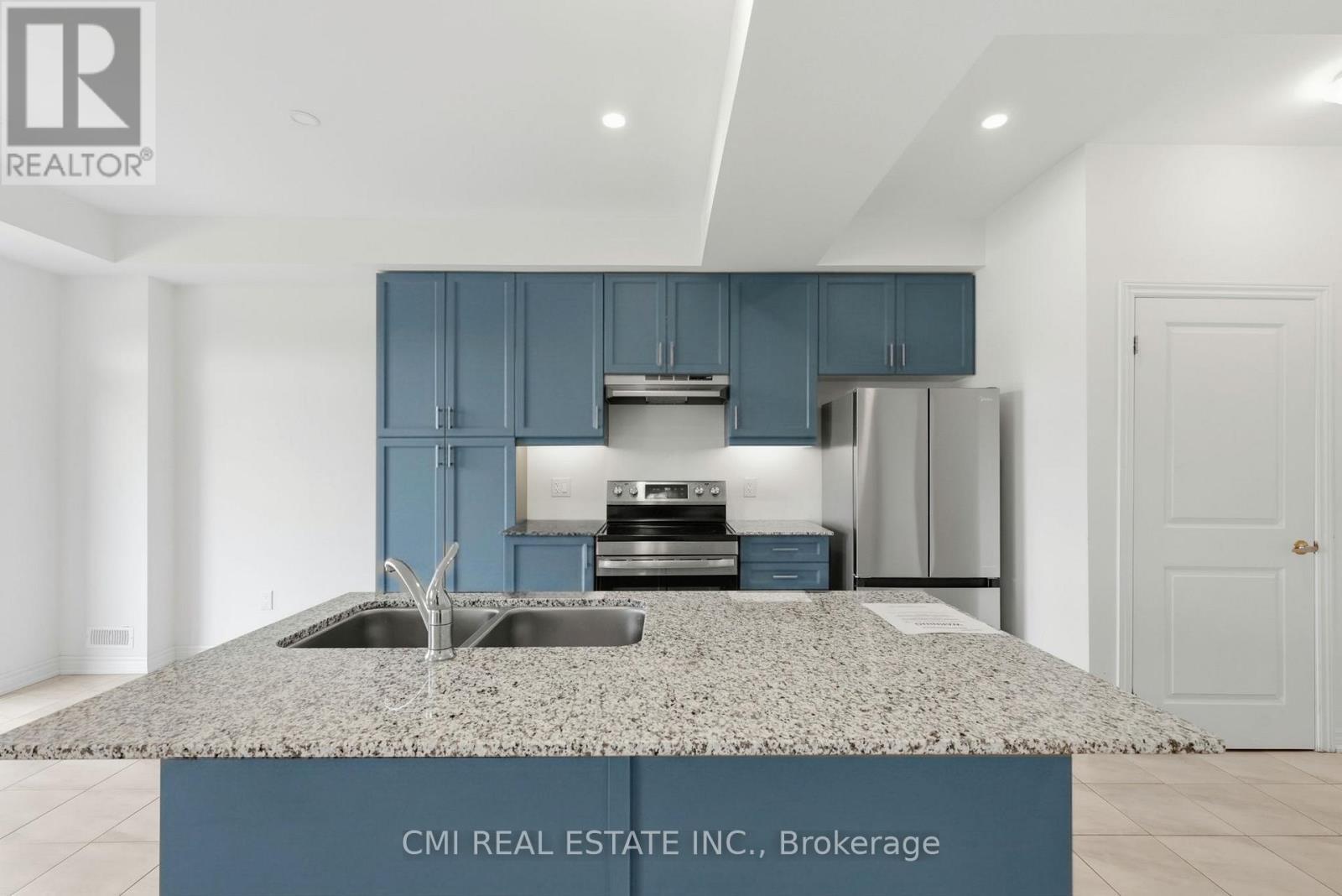 20 Hillcroft Way, Kawartha Lakes, ON - Indoor Photo Showing Kitchen With Double Sink With Upgraded Kitchen