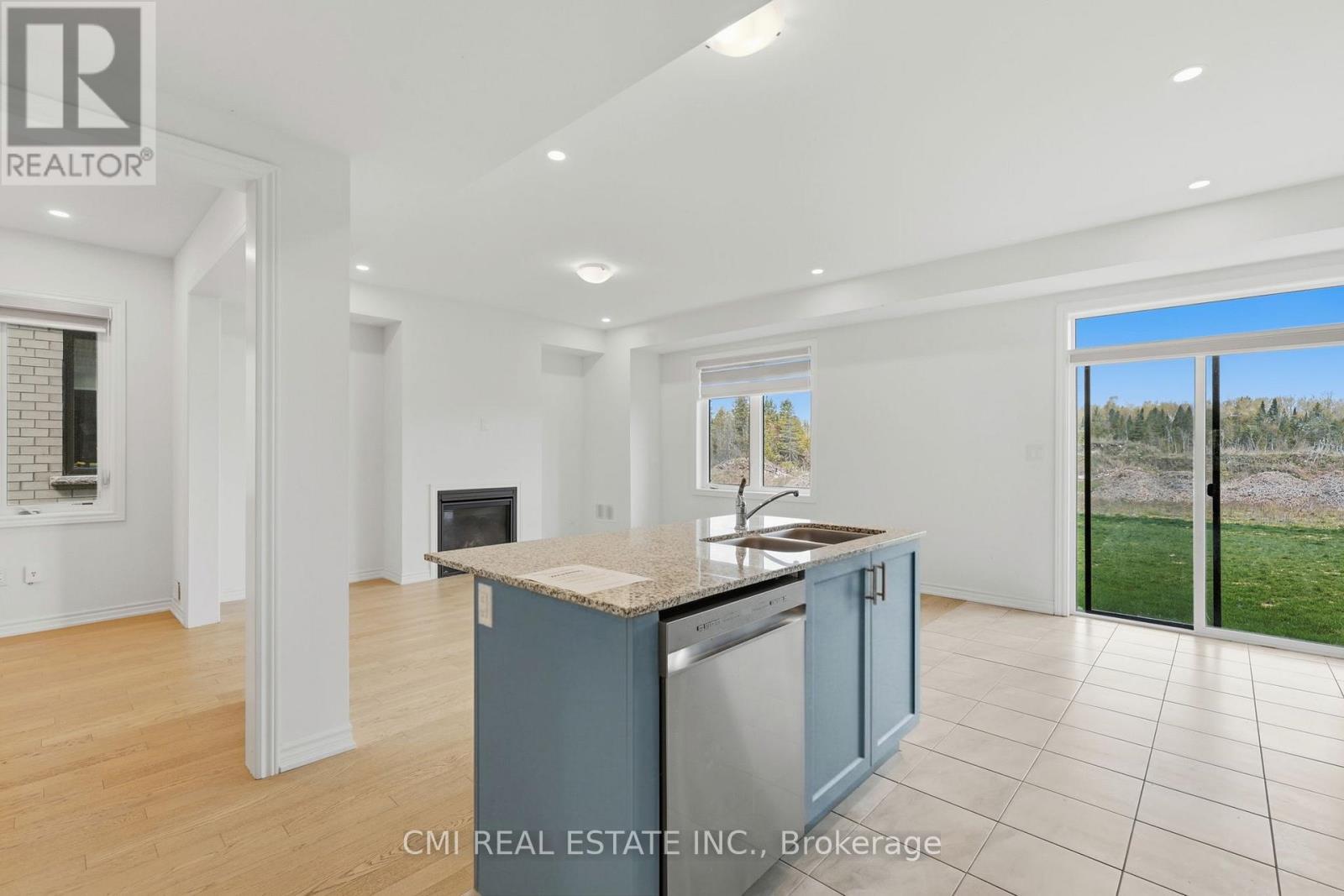 20 Hillcroft Way, Kawartha Lakes, ON - Indoor Photo Showing Kitchen With Double Sink