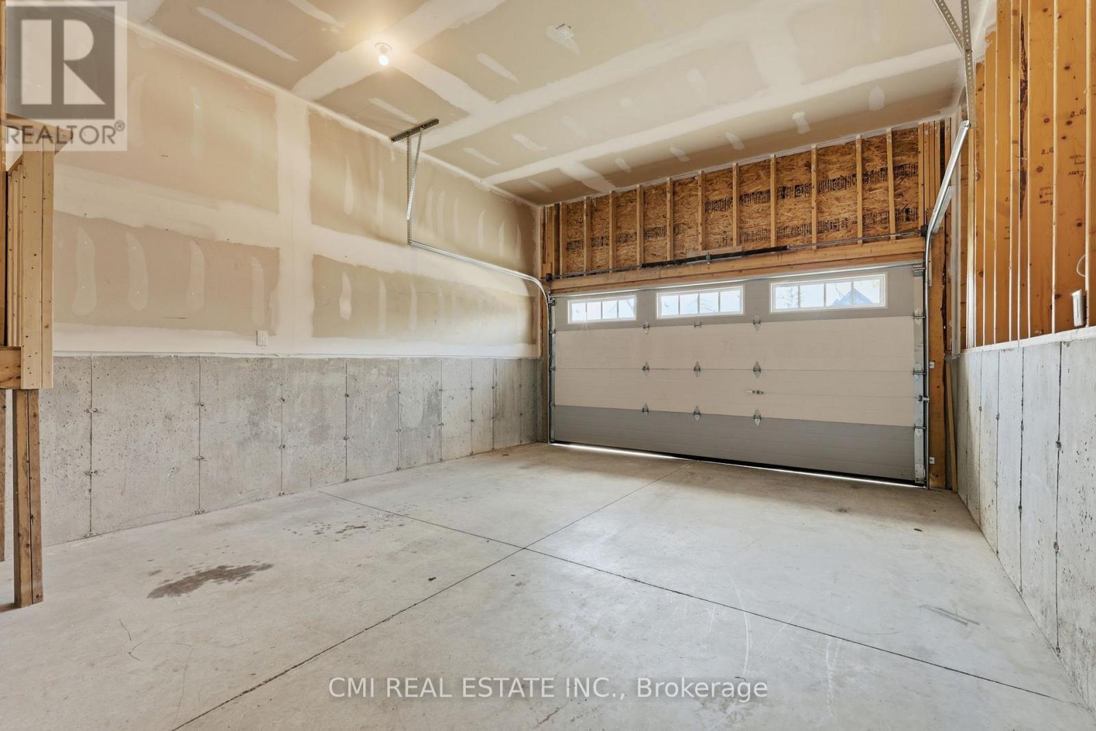 20 Hillcroft Way, Kawartha Lakes, ON - Indoor Photo Showing Garage