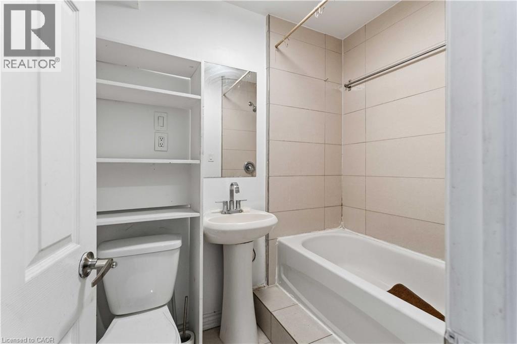 750 Barton Street E Unit# 3, Hamilton, ON - Indoor Photo Showing Bathroom
