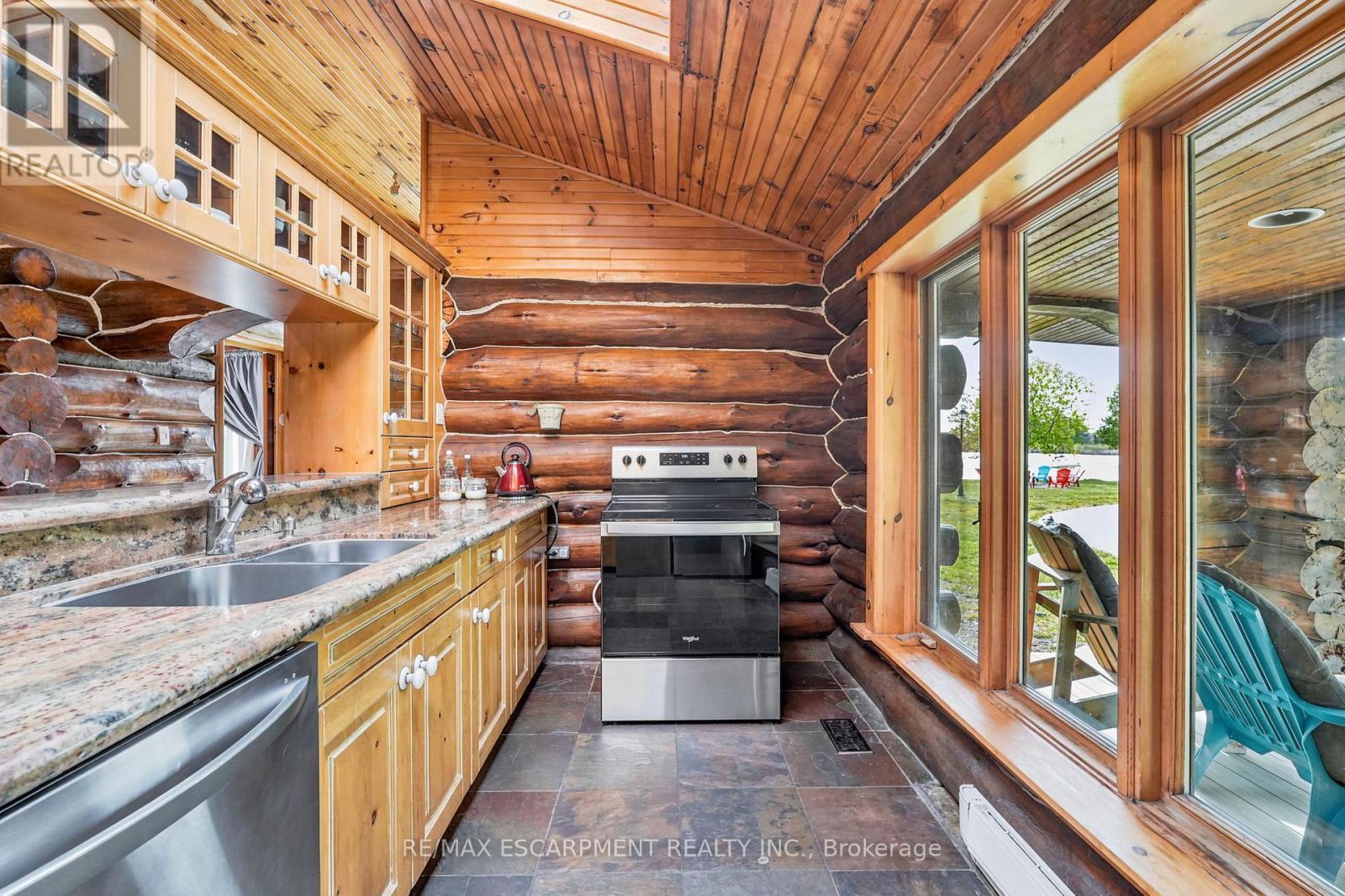 678 Chantler Road, Pelham, ON - Indoor Photo Showing Kitchen With Double Sink