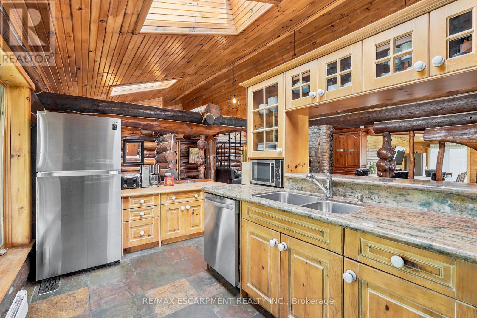678 Chantler Road, Pelham, ON - Indoor Photo Showing Kitchen With Double Sink
