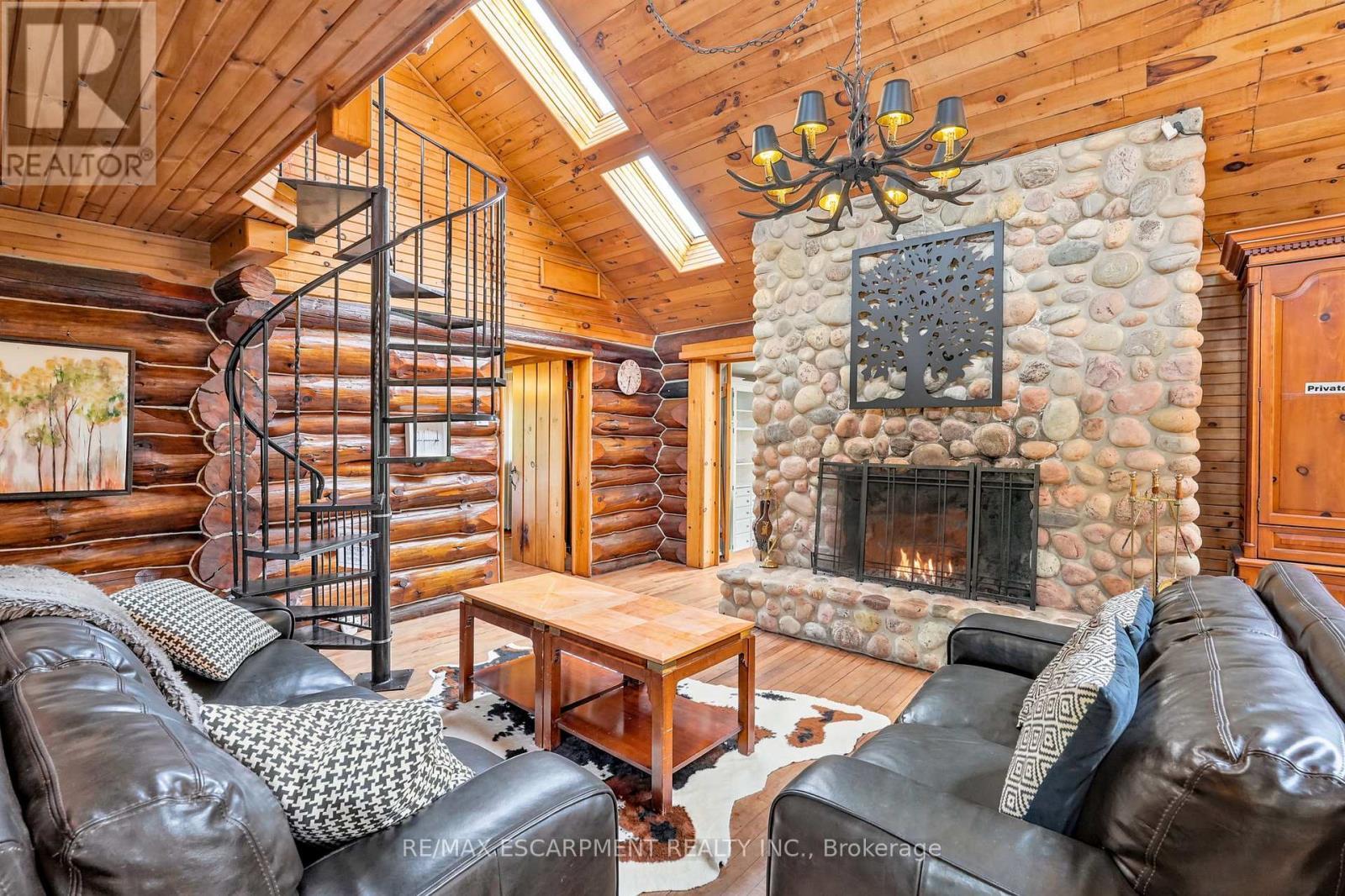 678 Chantler Road, Pelham, ON - Indoor Photo Showing Living Room With Fireplace