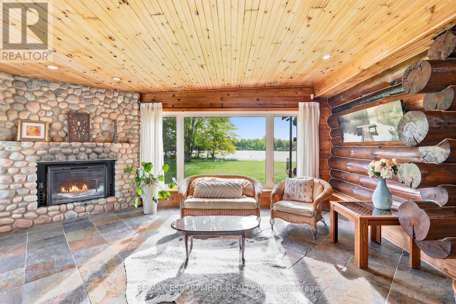 678 Chantler Road, Pelham, ON - Indoor Photo Showing Living Room With Fireplace