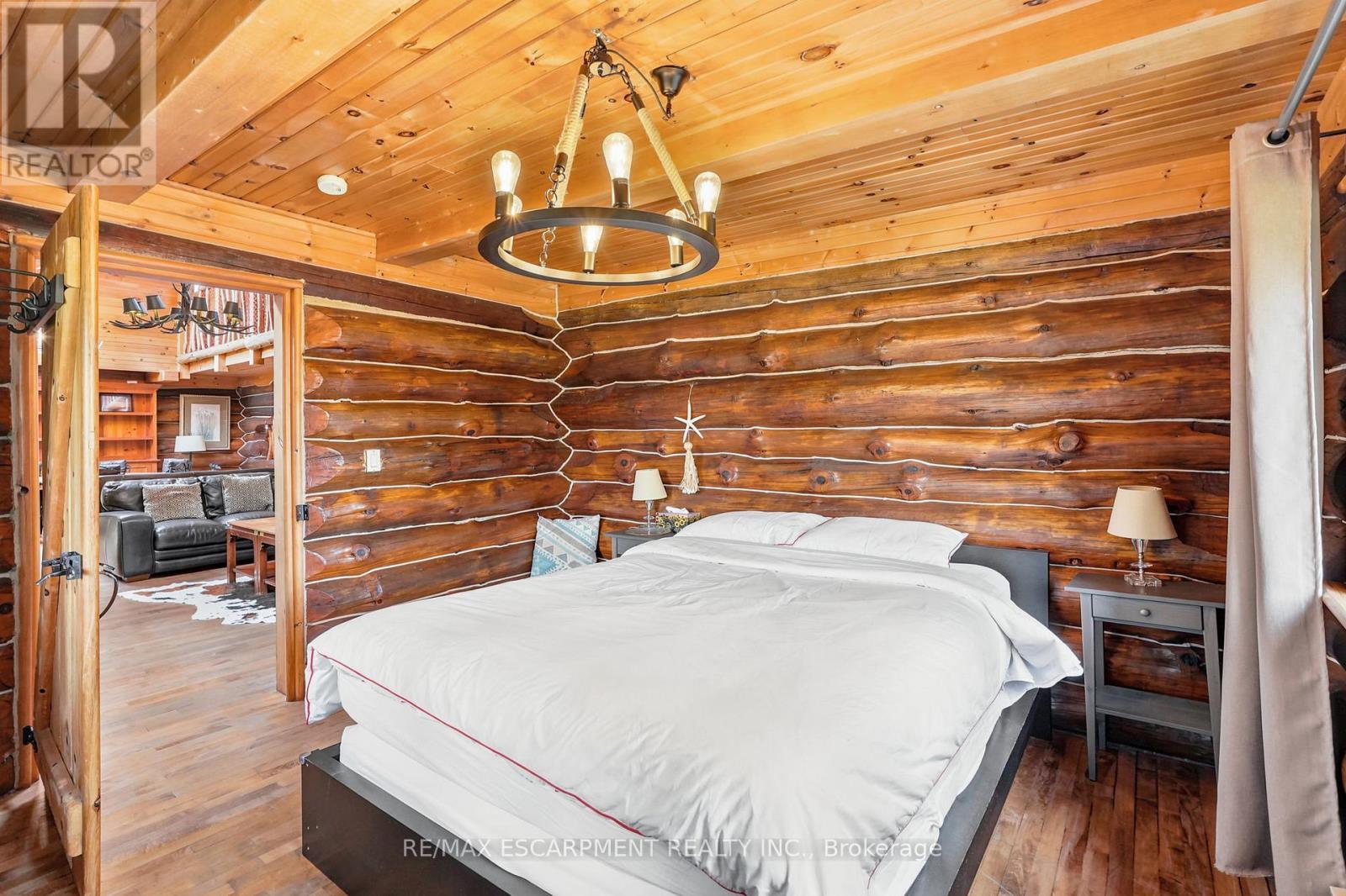 678 Chantler Road, Pelham, ON - Indoor Photo Showing Bedroom