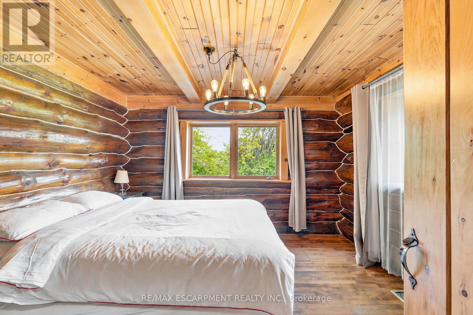 678 Chantler Road, Pelham, ON - Indoor Photo Showing Bedroom