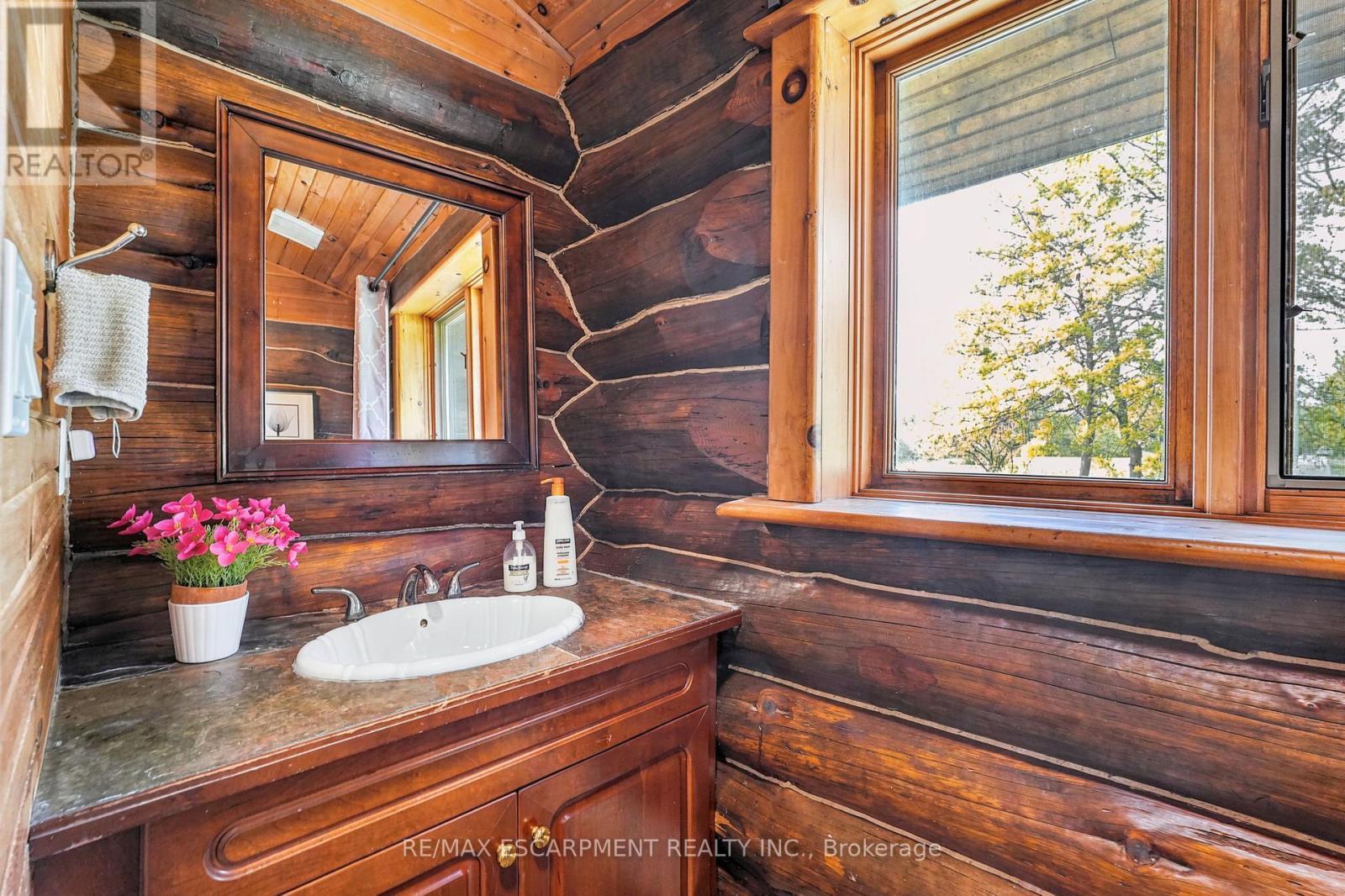 678 Chantler Road, Pelham, ON - Indoor Photo Showing Bathroom
