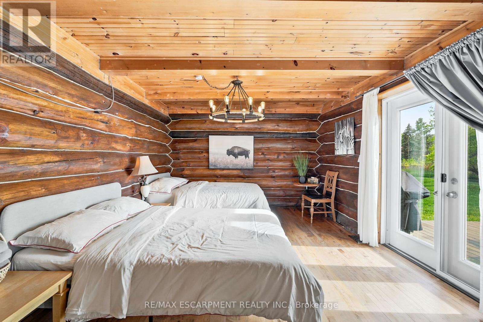 678 Chantler Road, Pelham, ON - Indoor Photo Showing Bedroom