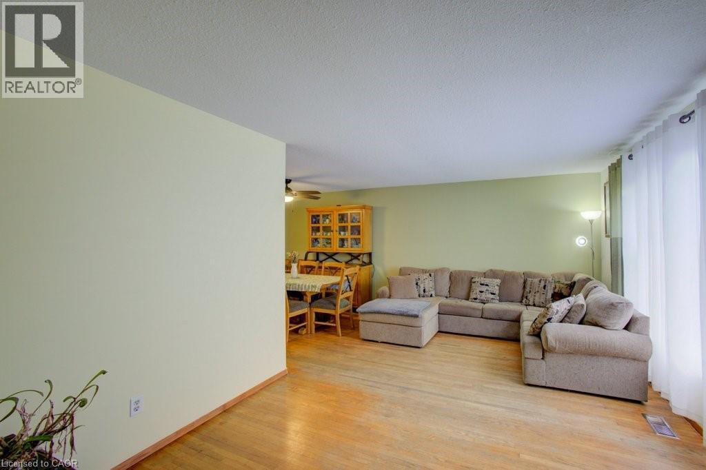 44 Madison Avenue, Orangeville, ON - Indoor Photo Showing Living Room