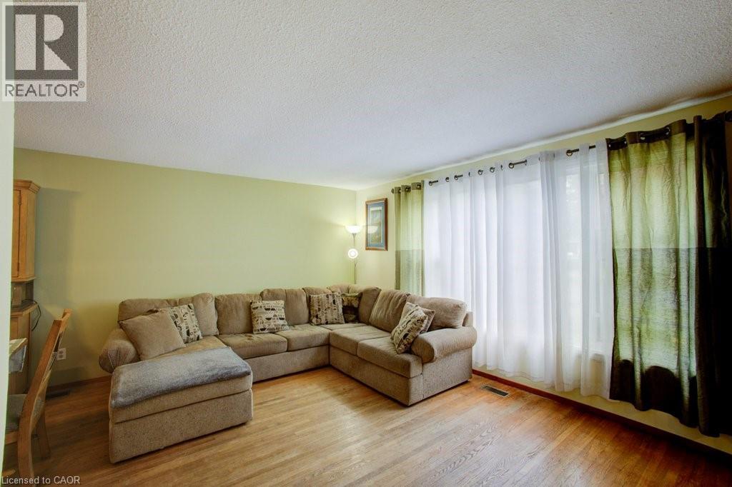 44 Madison Avenue, Orangeville, ON - Indoor Photo Showing Living Room