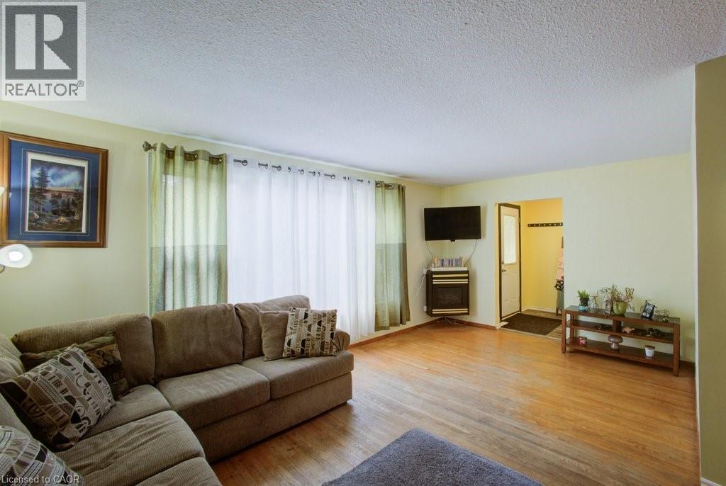 44 Madison Avenue, Orangeville, ON - Indoor Photo Showing Living Room
