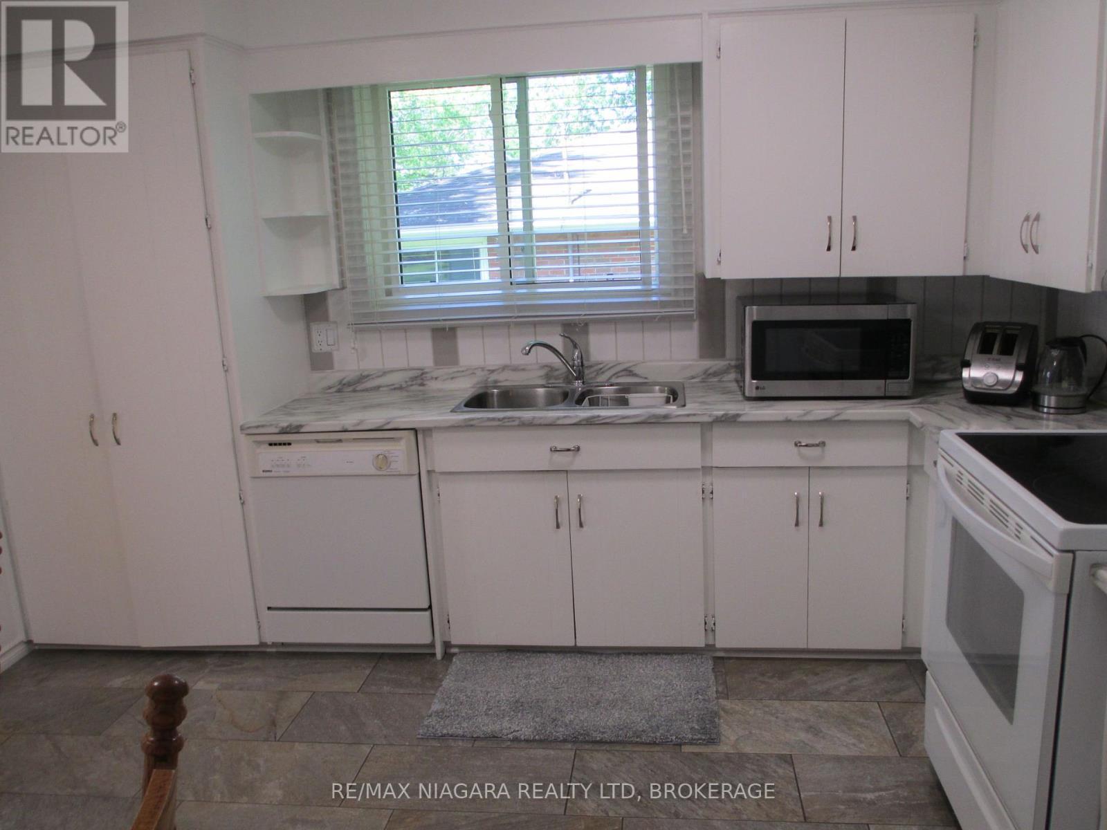 EAT-IN KITCHEN - 1452 Garrison Road, Fort Erie (Crescent Park), ON - Indoor Photo Showing Kitchen With Double Sink