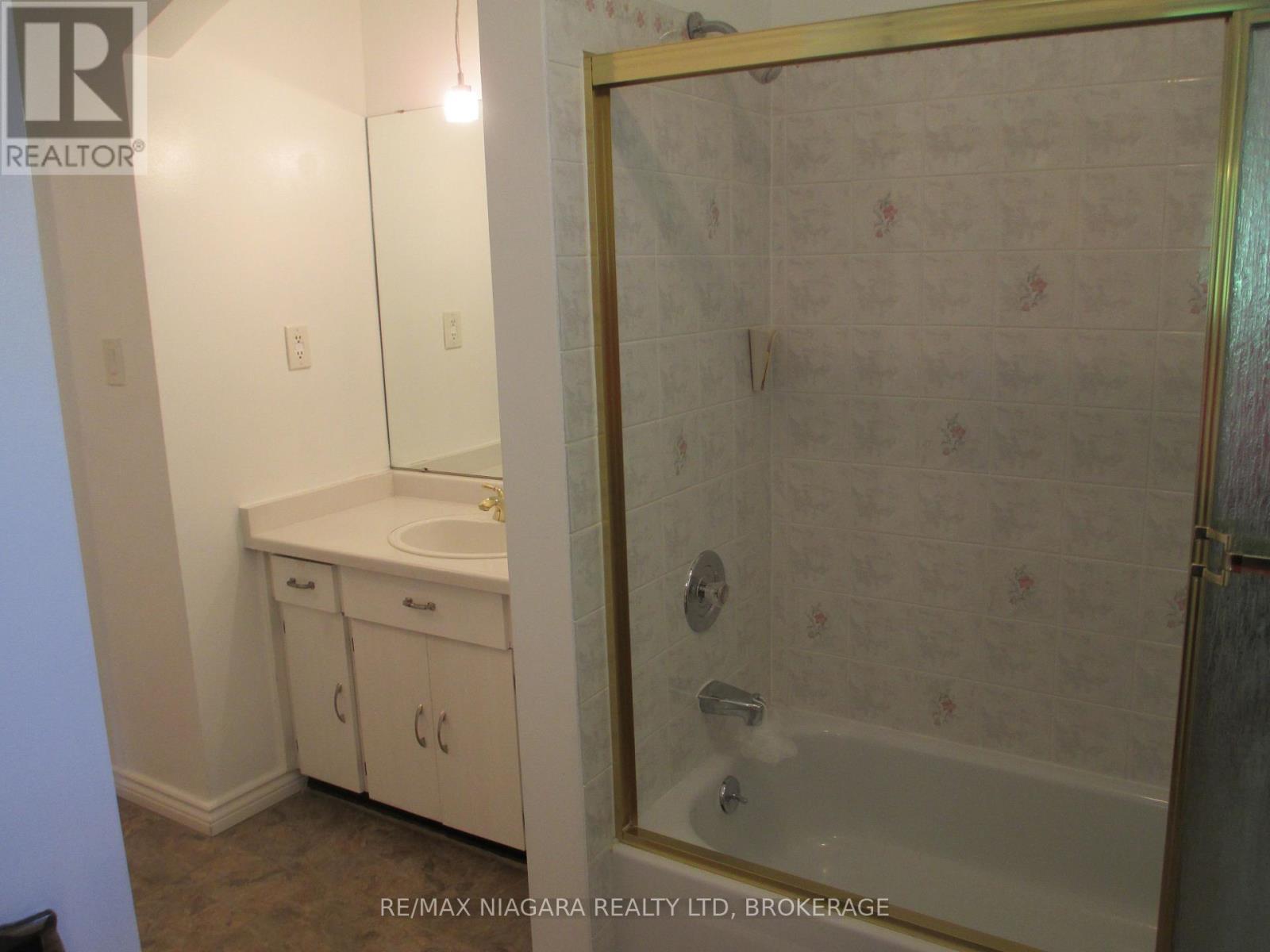 MAIN 4 PIECE BATHROOM - 1452 Garrison Road, Fort Erie (Crescent Park), ON - Indoor Photo Showing Bathroom