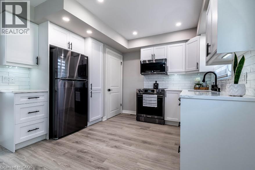 261 Scott Street Unit# B, St. Catharines, ON - Indoor Photo Showing Kitchen With Upgraded Kitchen