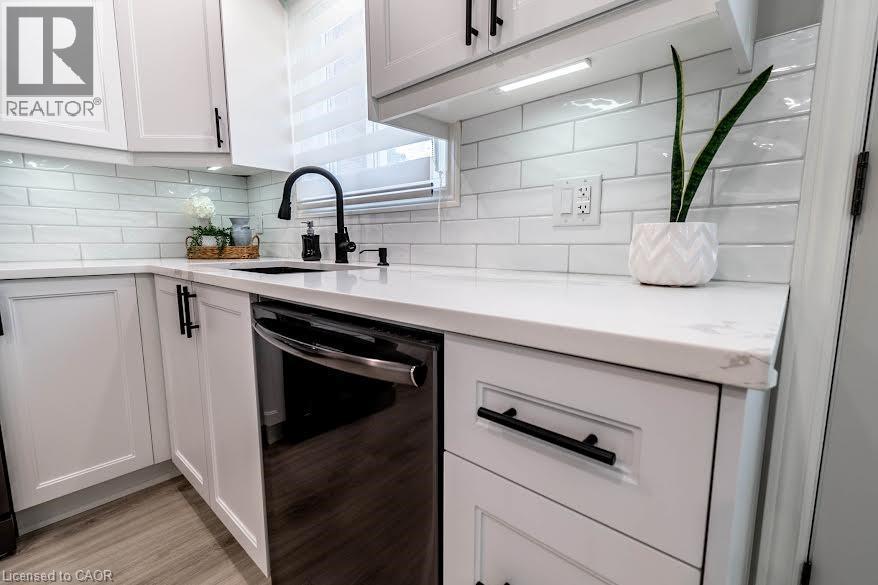 261 Scott Street Unit# B, St. Catharines, ON - Indoor Photo Showing Kitchen With Upgraded Kitchen