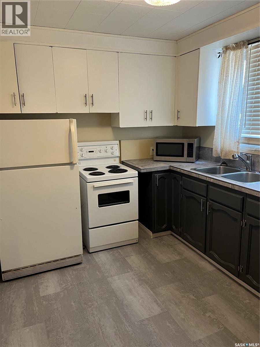 67 Bradbrooke Drive, Yorkton, SK - Indoor Photo Showing Kitchen With Double Sink
