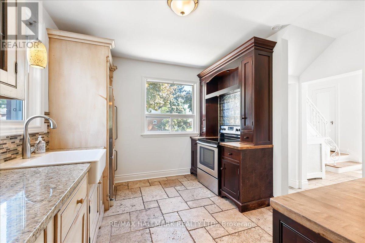 62 Tuxedo Avenue S, Hamilton, ON - Indoor Photo Showing Kitchen
