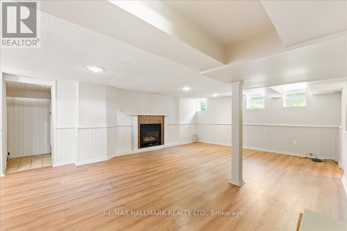 62 Tuxedo Avenue S, Hamilton, ON - Indoor With Fireplace
