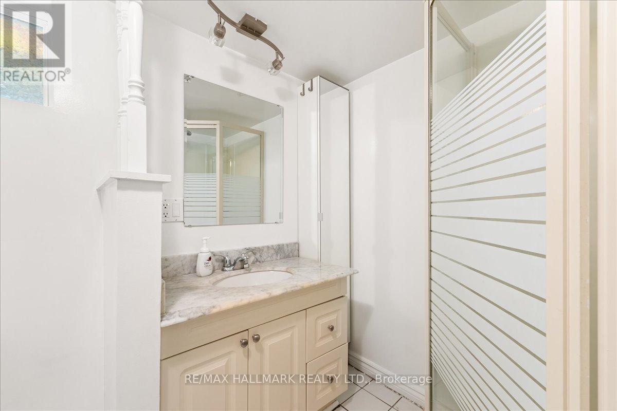 62 Tuxedo Avenue S, Hamilton, ON - Indoor Photo Showing Bathroom
