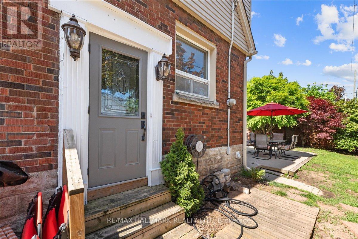 62 Tuxedo Avenue S, Hamilton, ON - Outdoor With Exterior