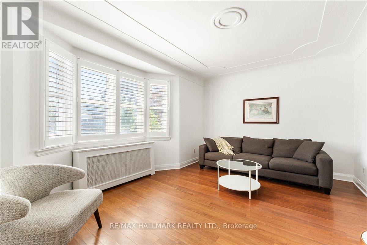 62 Tuxedo Avenue S, Hamilton, ON - Indoor Photo Showing Living Room