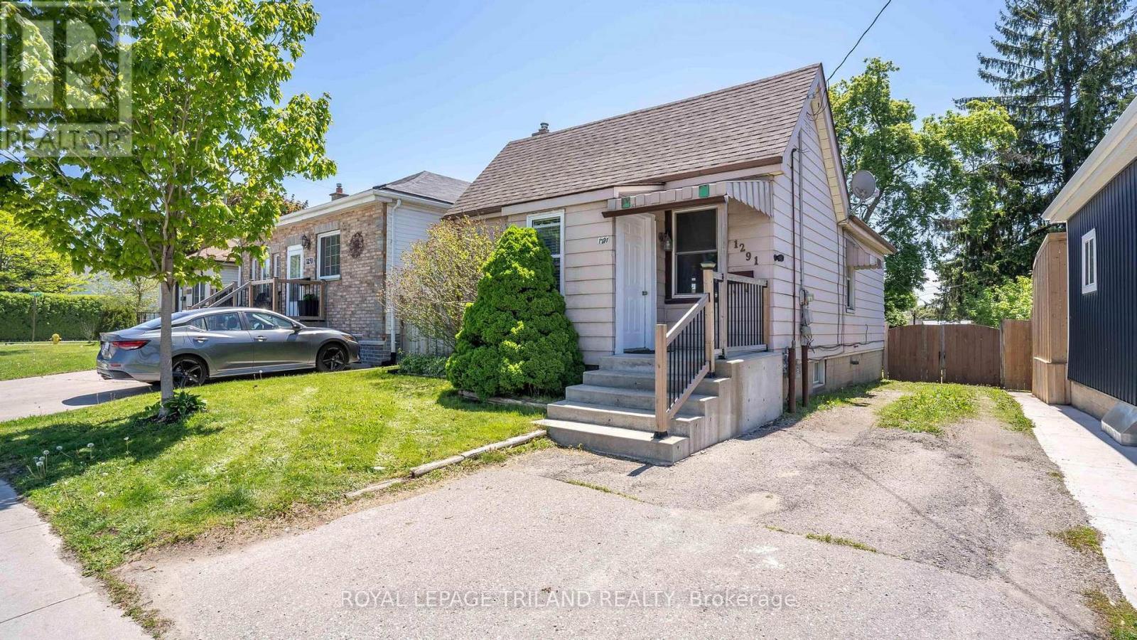 Front view of house with ample parking - 1291 Trafalgar Street, London East (East M), ON - Outdoor