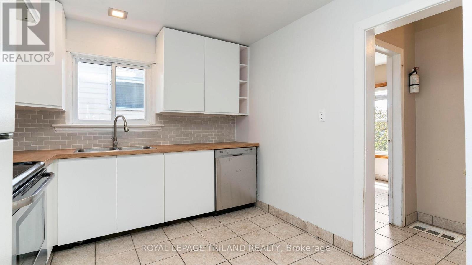 Bathtub has a round curtain rod for shower use - 1291 Trafalgar Street, London East (East M), ON - Indoor Photo Showing Kitchen With Double Sink