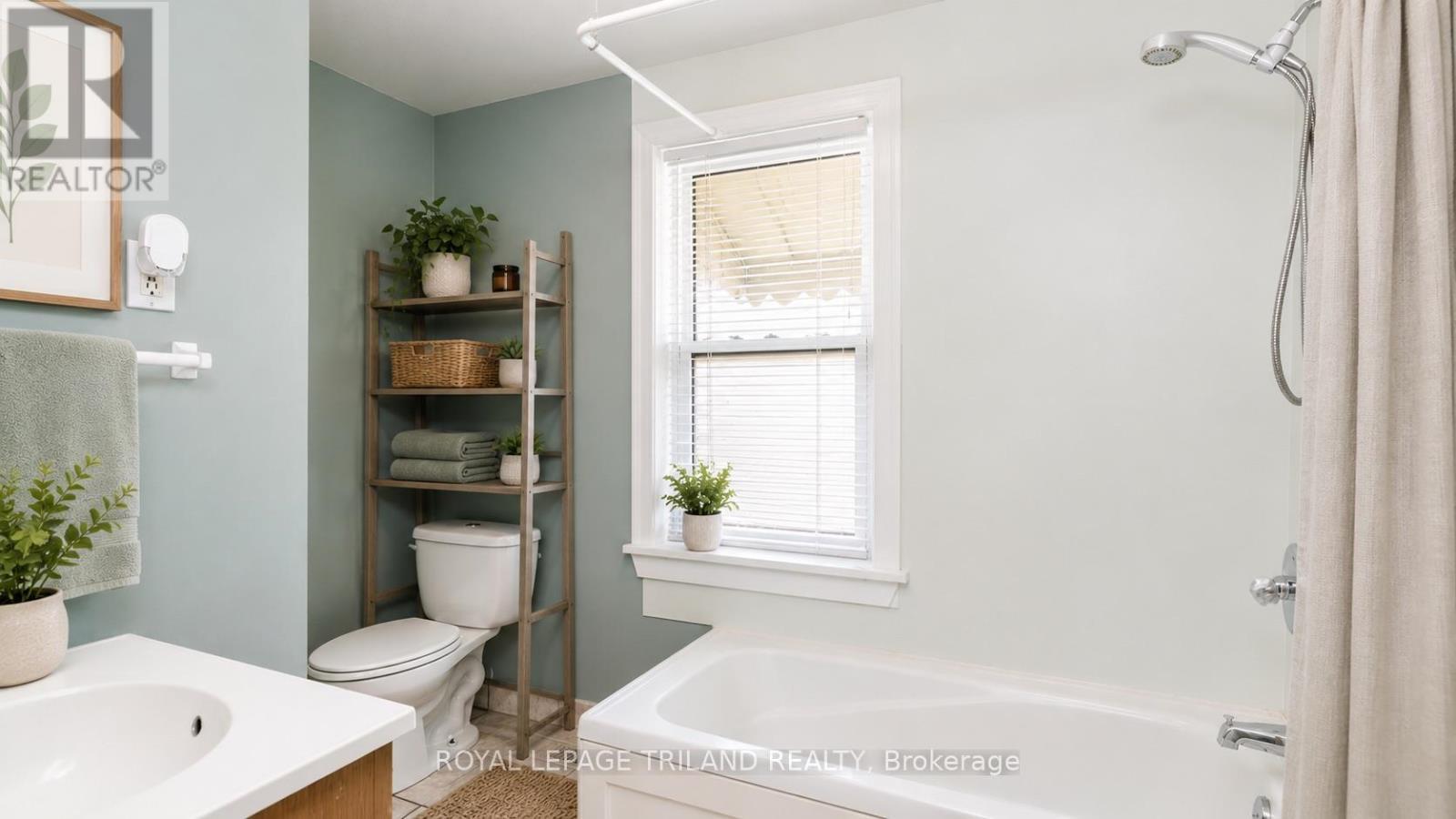 Primary bedroom closet - 1291 Trafalgar Street, London East (East M), ON - Indoor Photo Showing Bathroom
