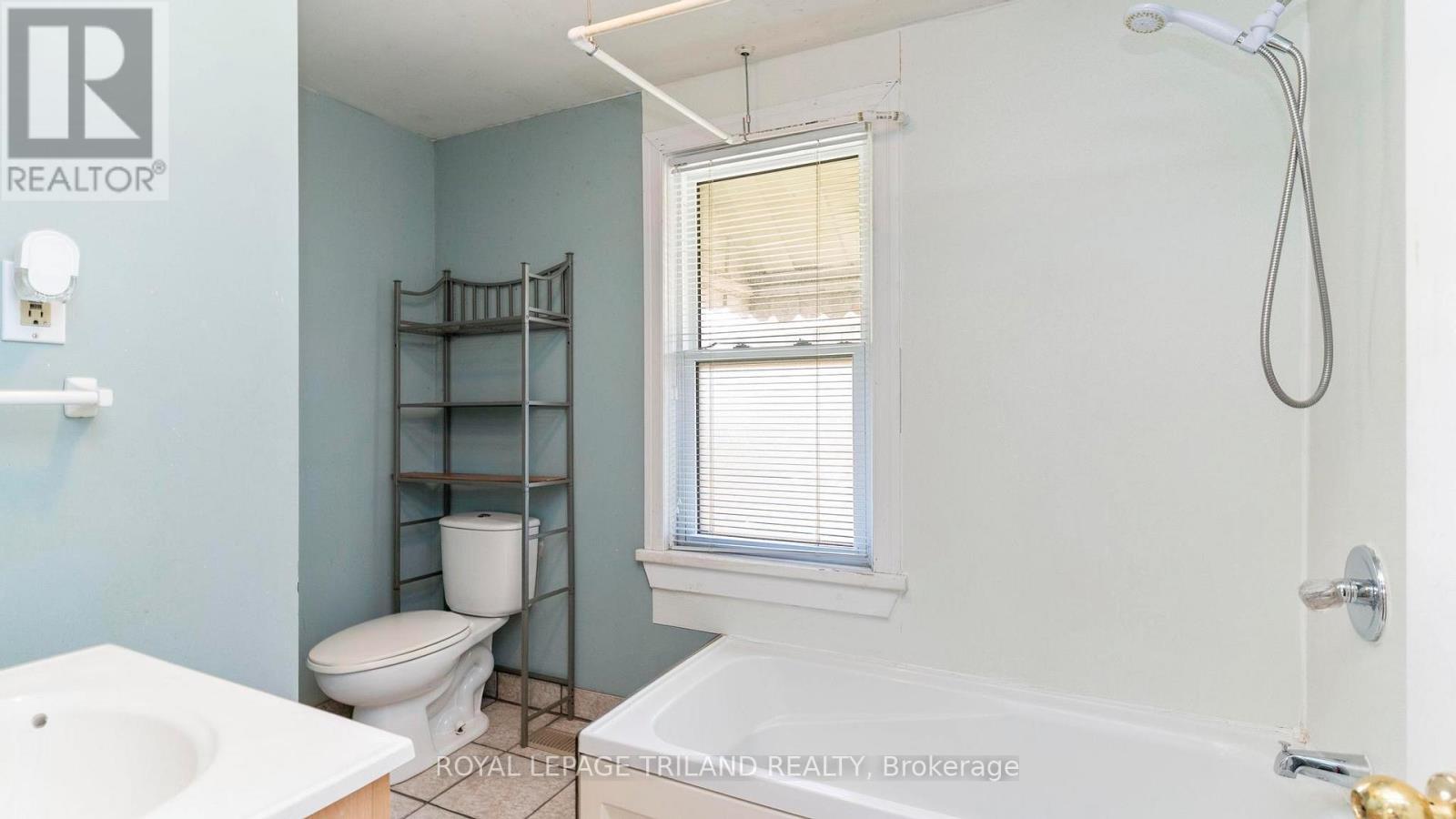 2nd bedroom on main - 1291 Trafalgar Street, London East (East M), ON - Indoor Photo Showing Bathroom