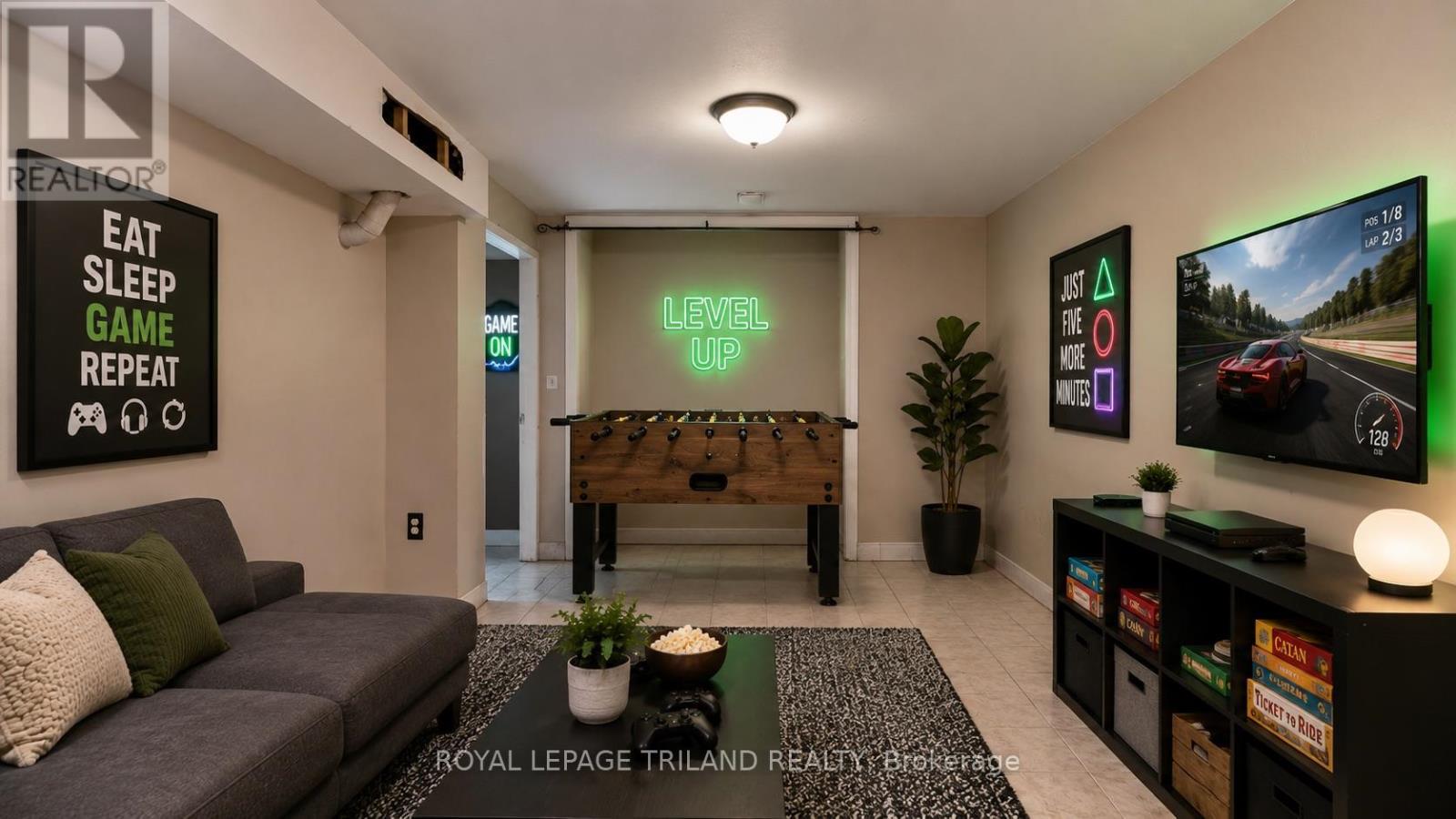 Drive in yard through double gate - 1291 Trafalgar Street, London East (East M), ON - Indoor