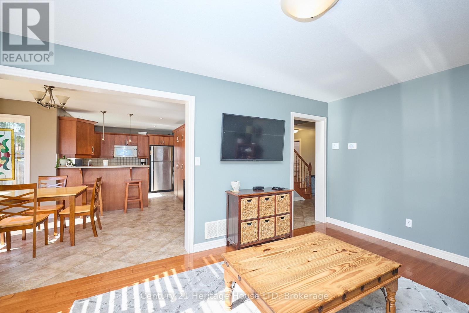 4 Arlene Street, St. Catharines (Rykert/Vansickle), ON - Indoor Photo Showing Living Room