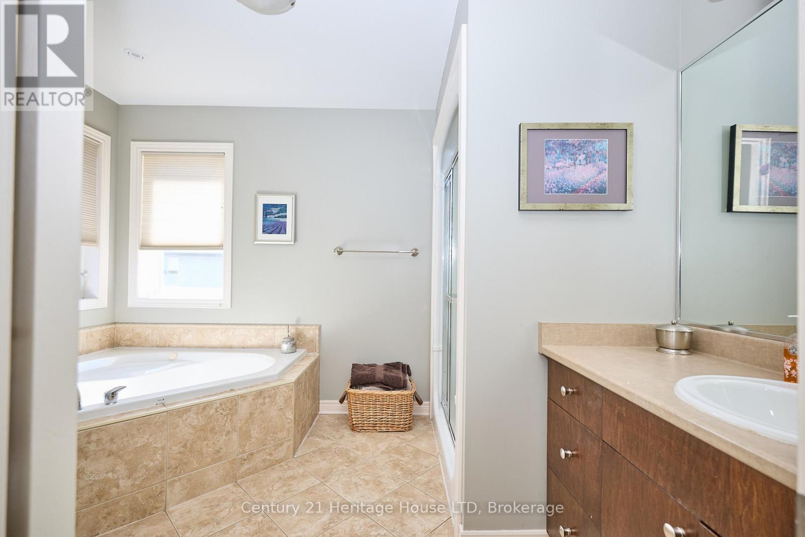 4 Arlene Street, St. Catharines (Rykert/Vansickle), ON - Indoor Photo Showing Bathroom
