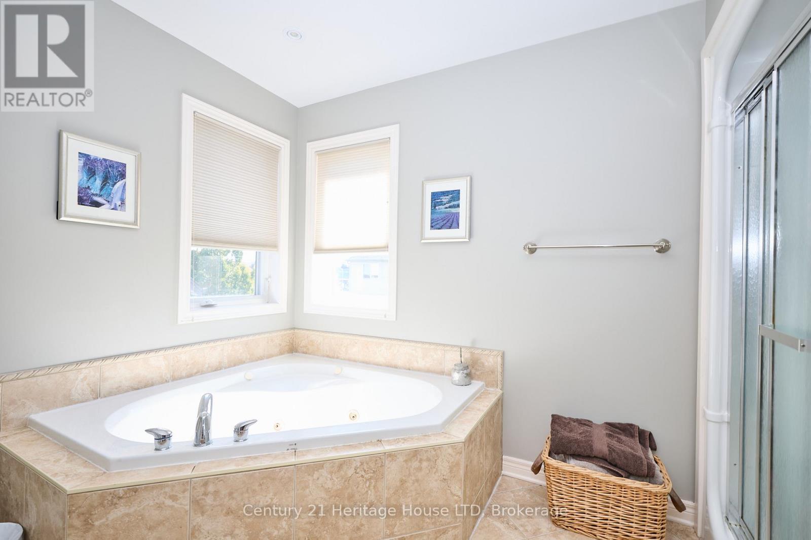 4 Arlene Street, St. Catharines (Rykert/Vansickle), ON - Indoor Photo Showing Bathroom