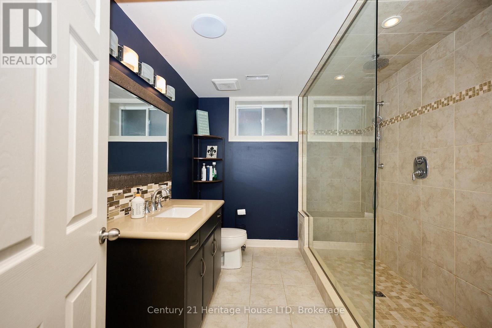 4 Arlene Street, St. Catharines (Rykert/Vansickle), ON - Indoor Photo Showing Bathroom