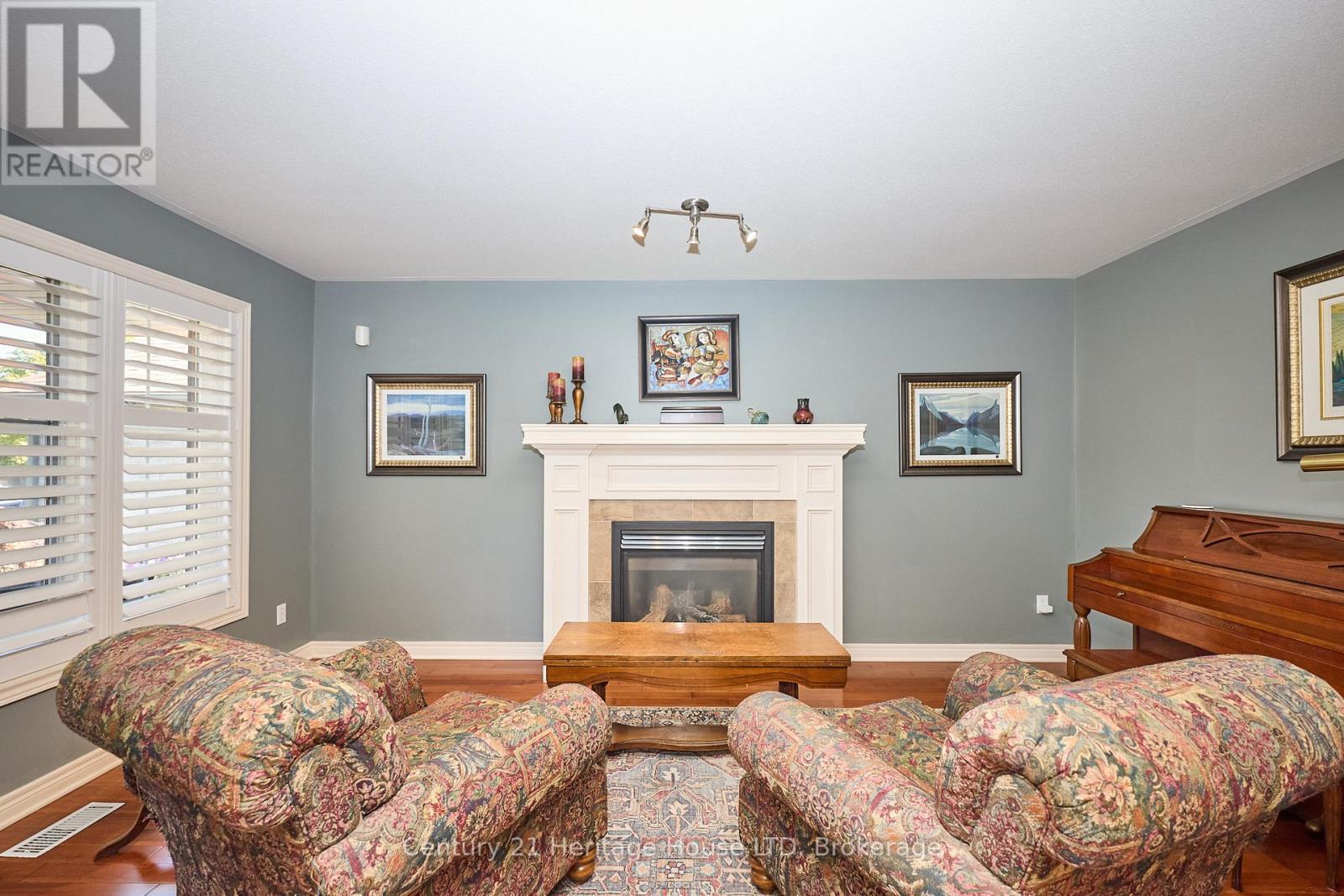 4 Arlene Street, St. Catharines (Rykert/Vansickle), ON - Indoor Photo Showing Living Room With Fireplace