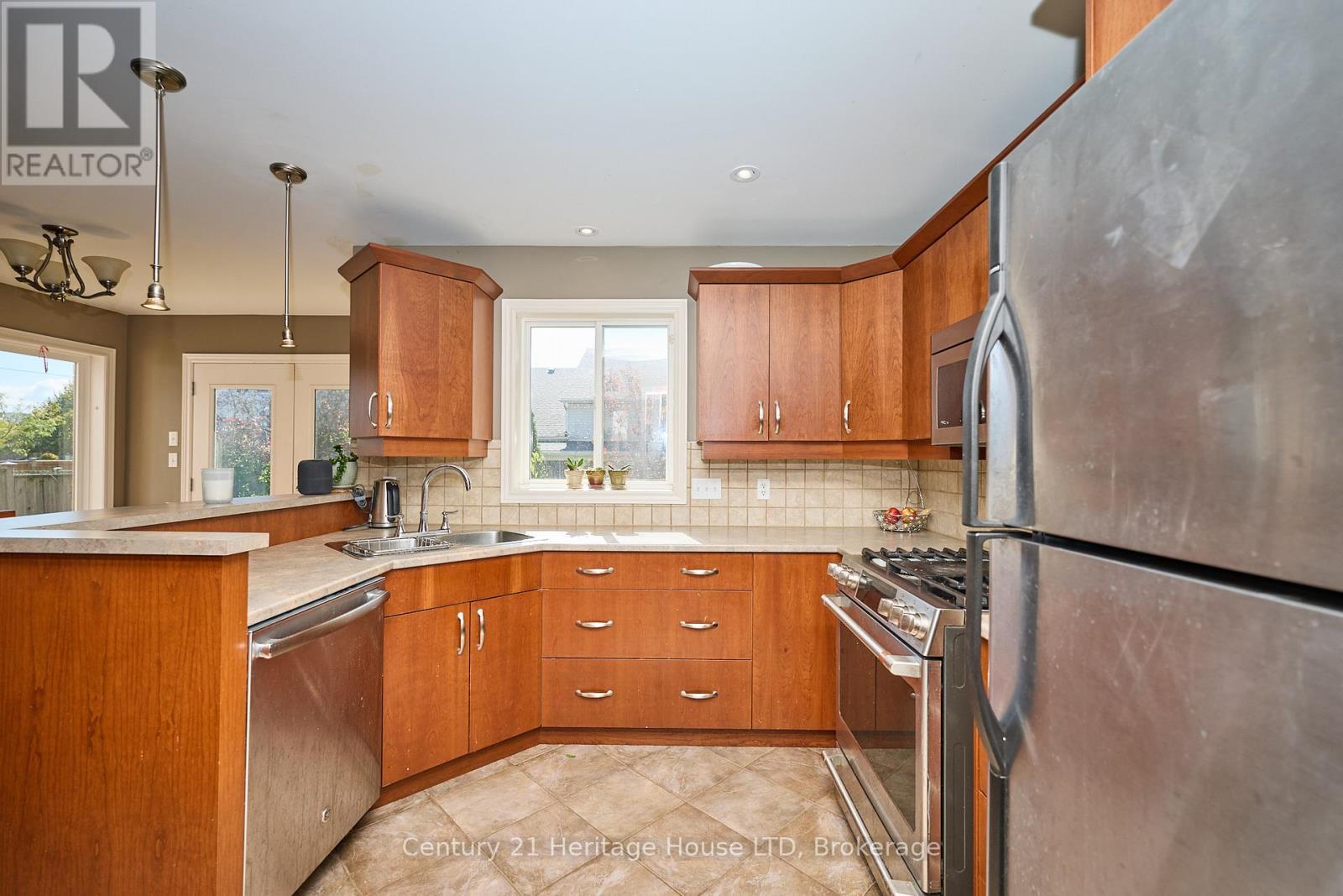 4 Arlene Street, St. Catharines (Rykert/Vansickle), ON - Indoor Photo Showing Kitchen