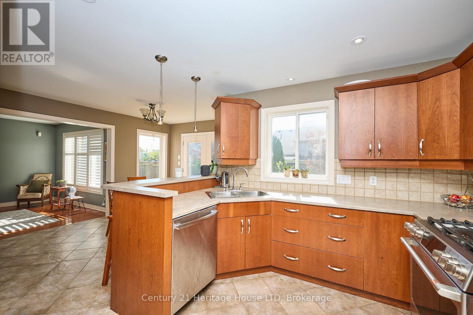 4 Arlene Street, St. Catharines (Rykert/Vansickle), ON - Indoor Photo Showing Kitchen With Double Sink