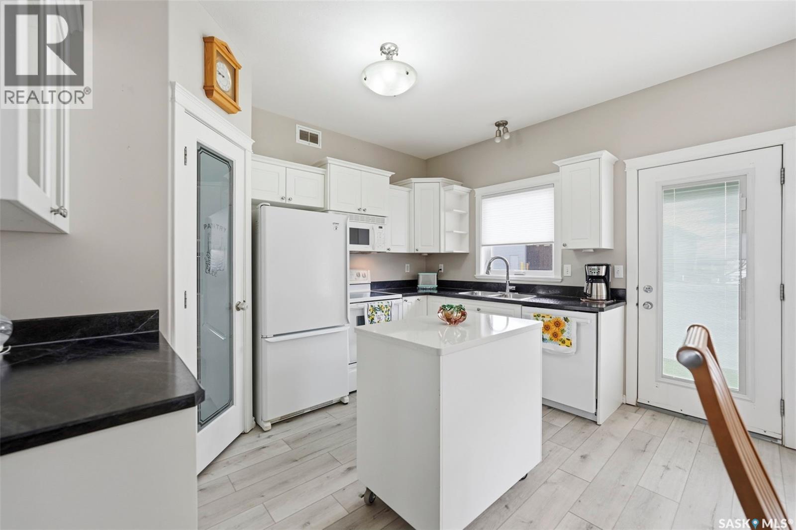 8 320 3Rd Street, Osler, SK - Indoor Photo Showing Kitchen