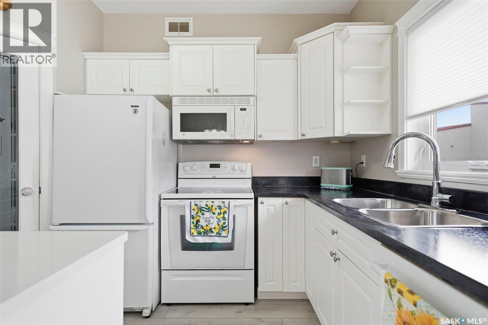 8 320 3Rd Street, Osler, SK - Indoor Photo Showing Kitchen With Double Sink