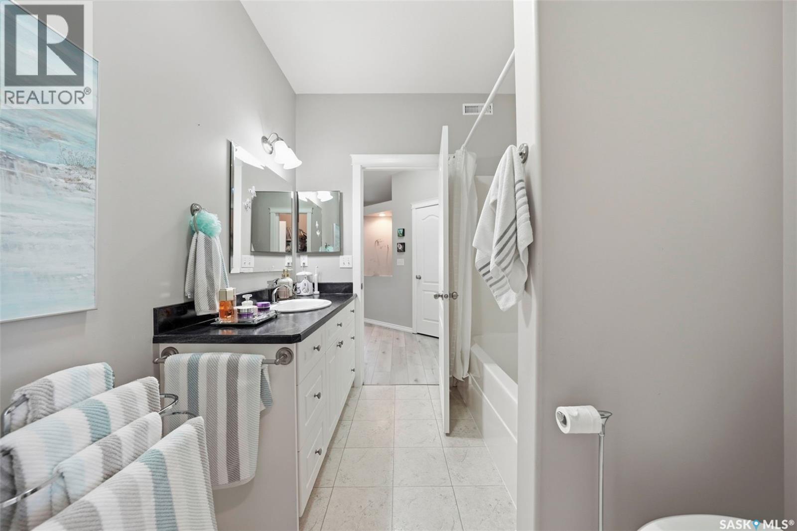 8 320 3Rd Street, Osler, SK - Indoor Photo Showing Bathroom