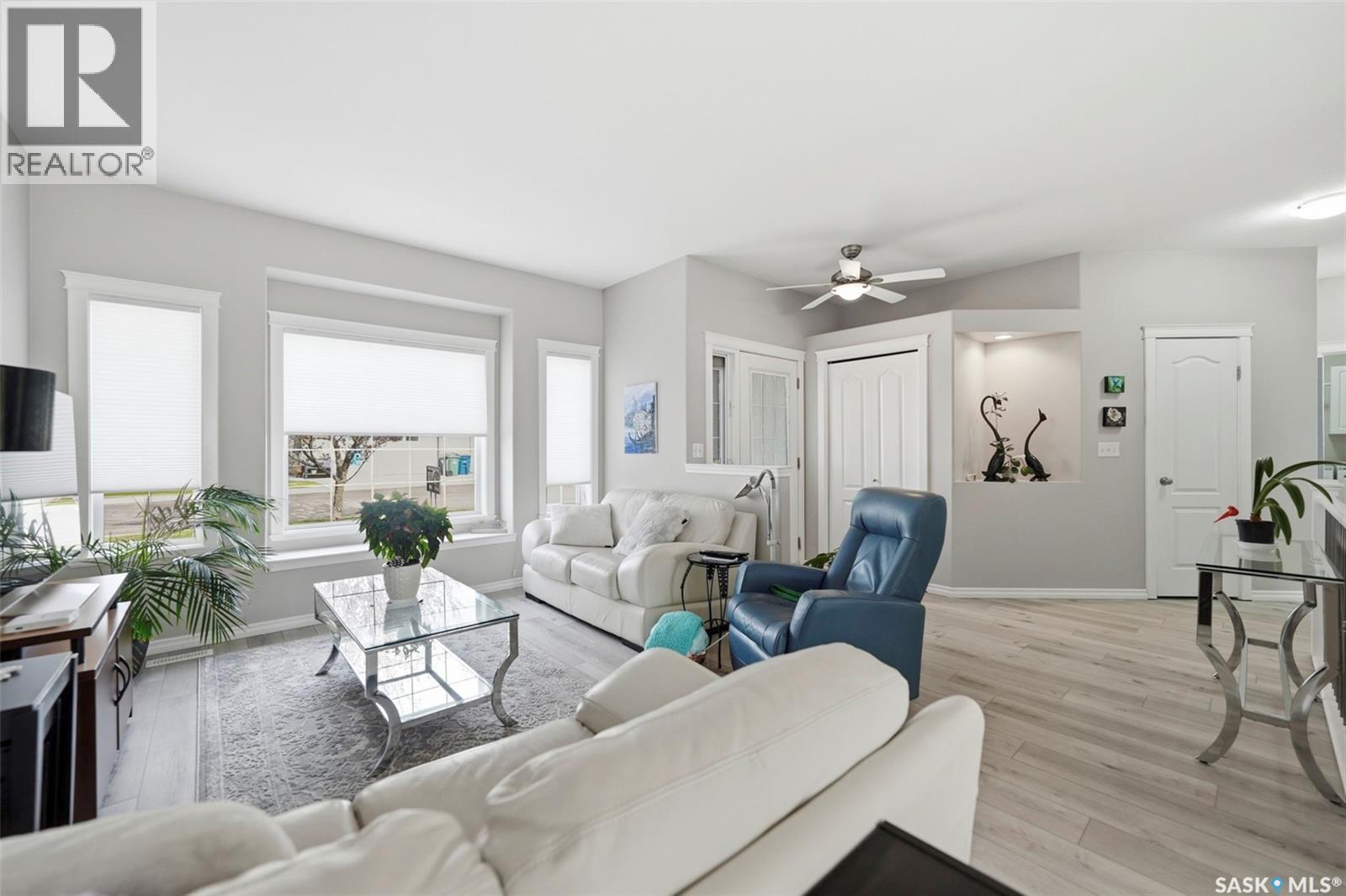 8 320 3Rd Street, Osler, SK - Indoor Photo Showing Living Room