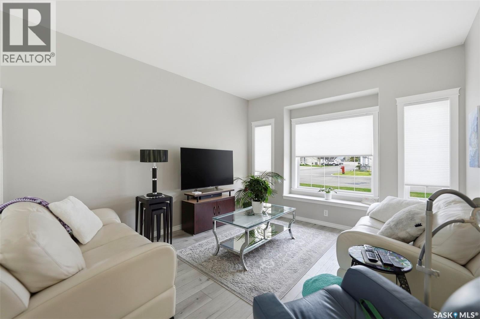 8 320 3Rd Street, Osler, SK - Indoor Photo Showing Living Room