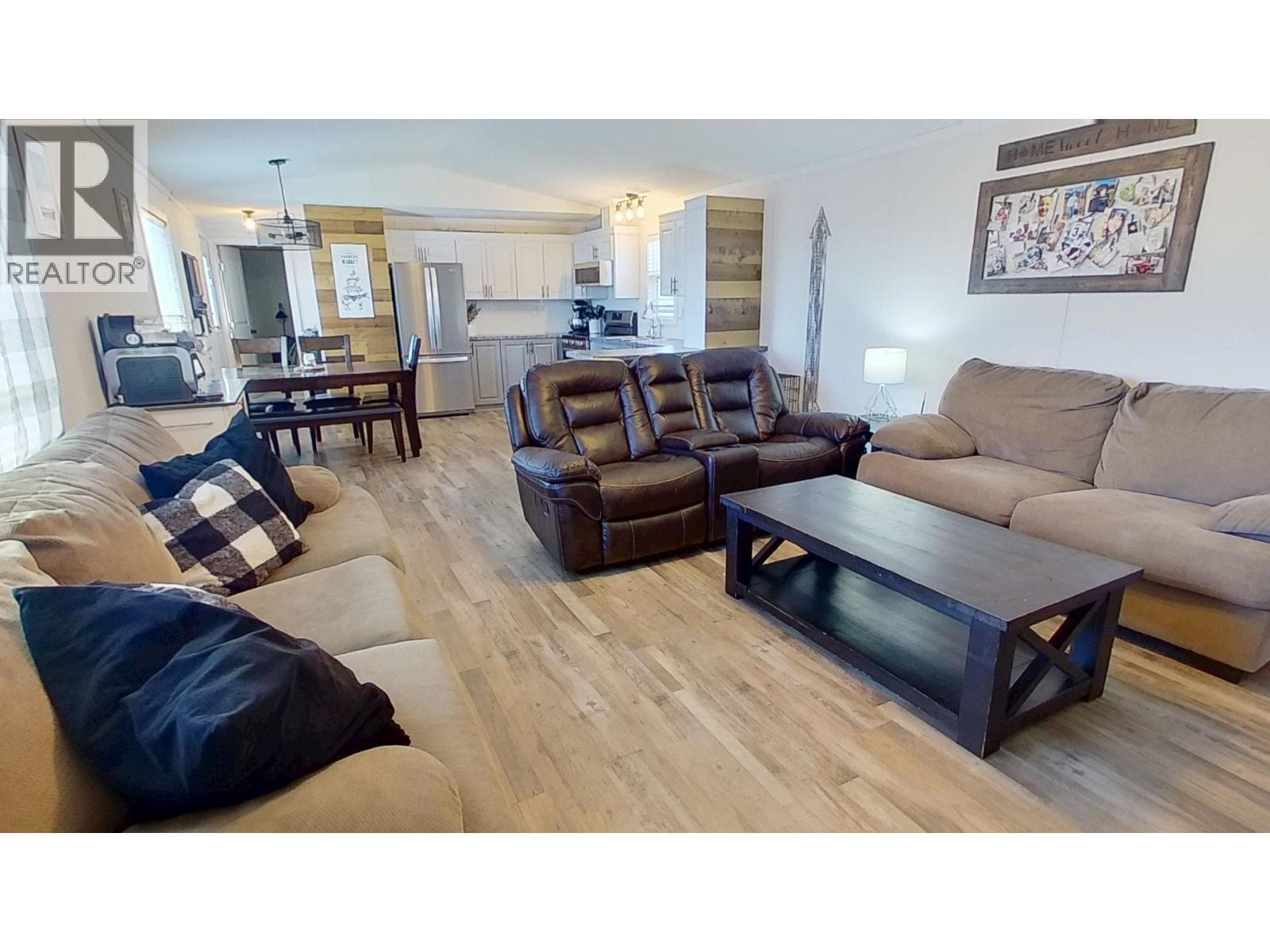 10074 99 Street, Taylor, BC - Indoor Photo Showing Living Room