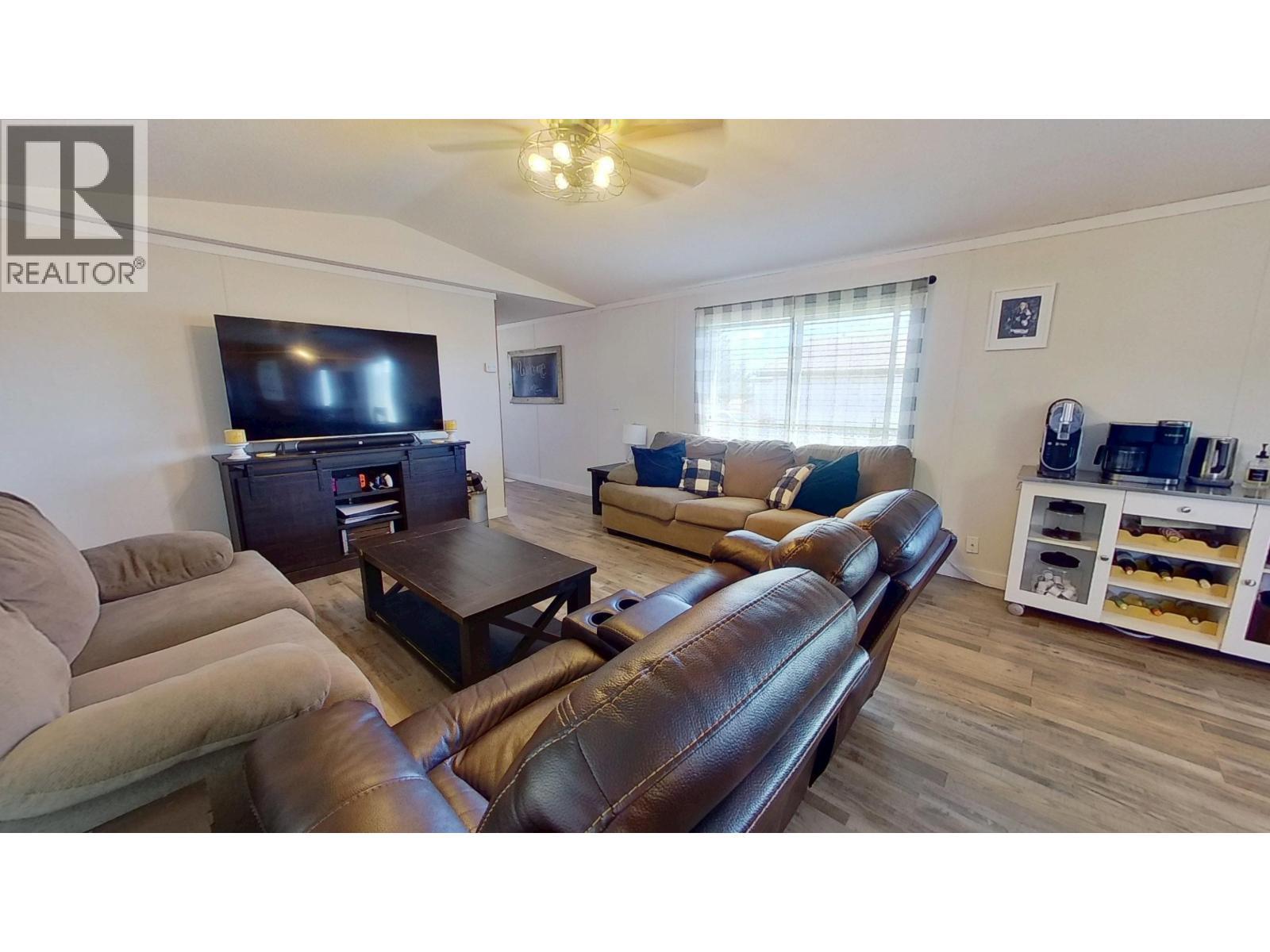 10074 99 Street, Taylor, BC - Indoor Photo Showing Living Room