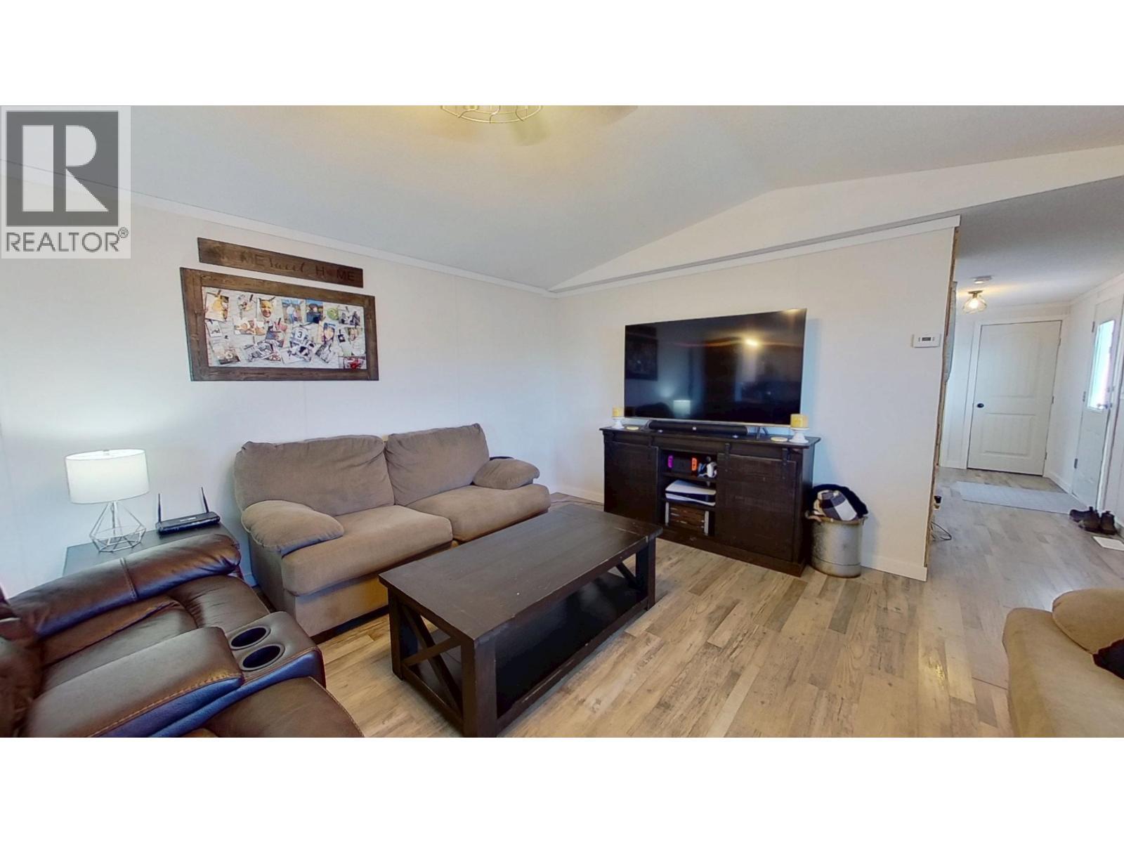 10074 99 Street, Taylor, BC - Indoor Photo Showing Living Room