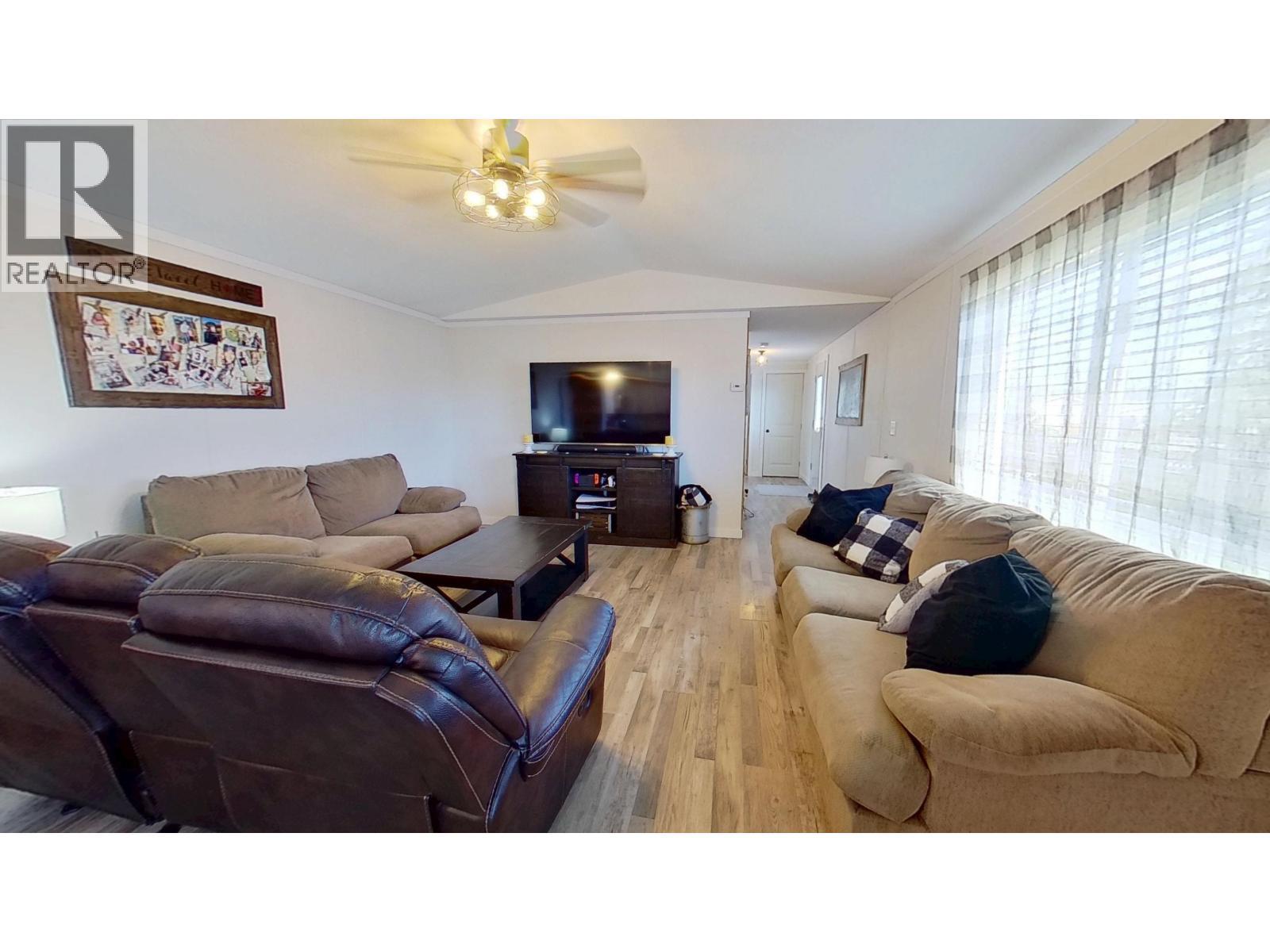 10074 99 Street, Taylor, BC - Indoor Photo Showing Living Room
