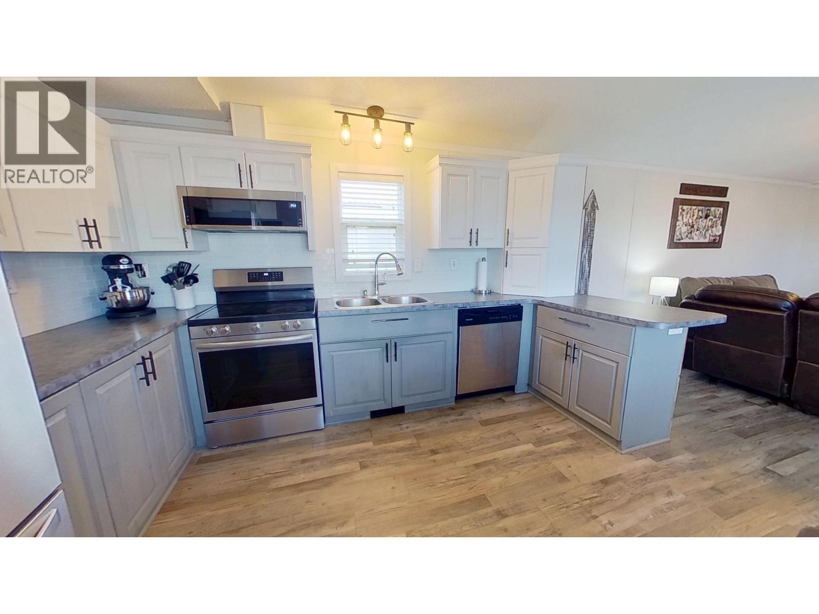 10074 99 Street, Taylor, BC - Indoor Photo Showing Kitchen With Double Sink