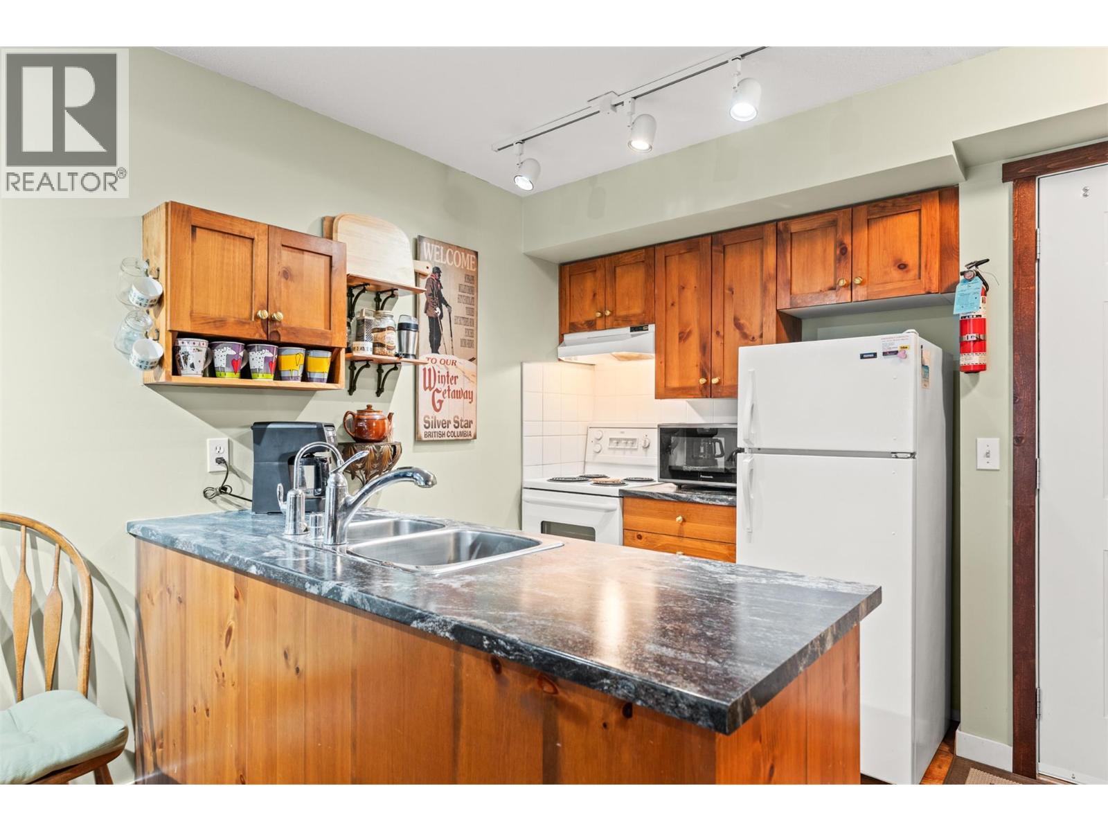 155 Silver Lode Lane Unit# 256, Vernon, BC - Indoor Photo Showing Kitchen With Double Sink