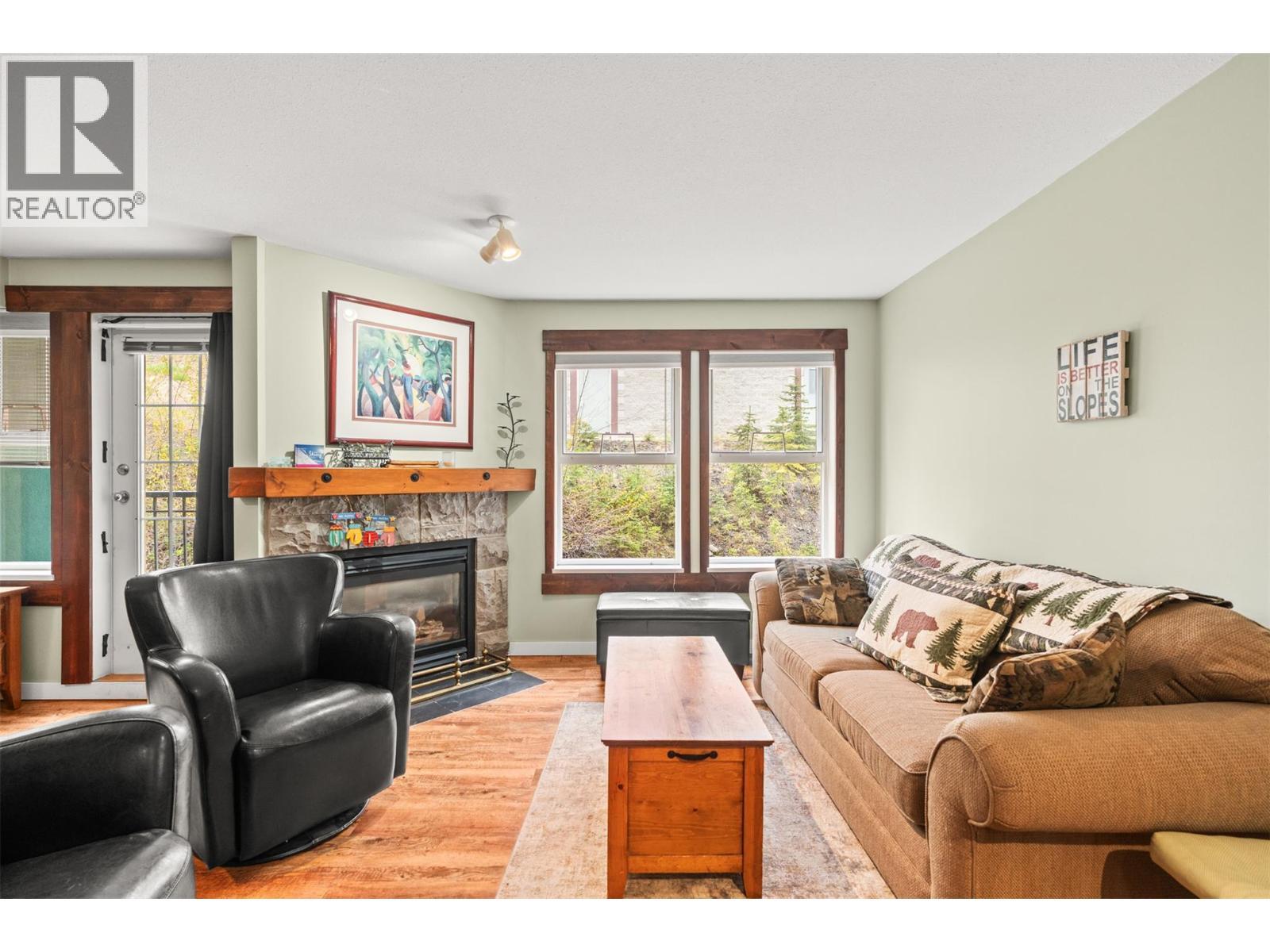 155 Silver Lode Lane Unit# 256, Vernon, BC - Indoor Photo Showing Living Room With Fireplace