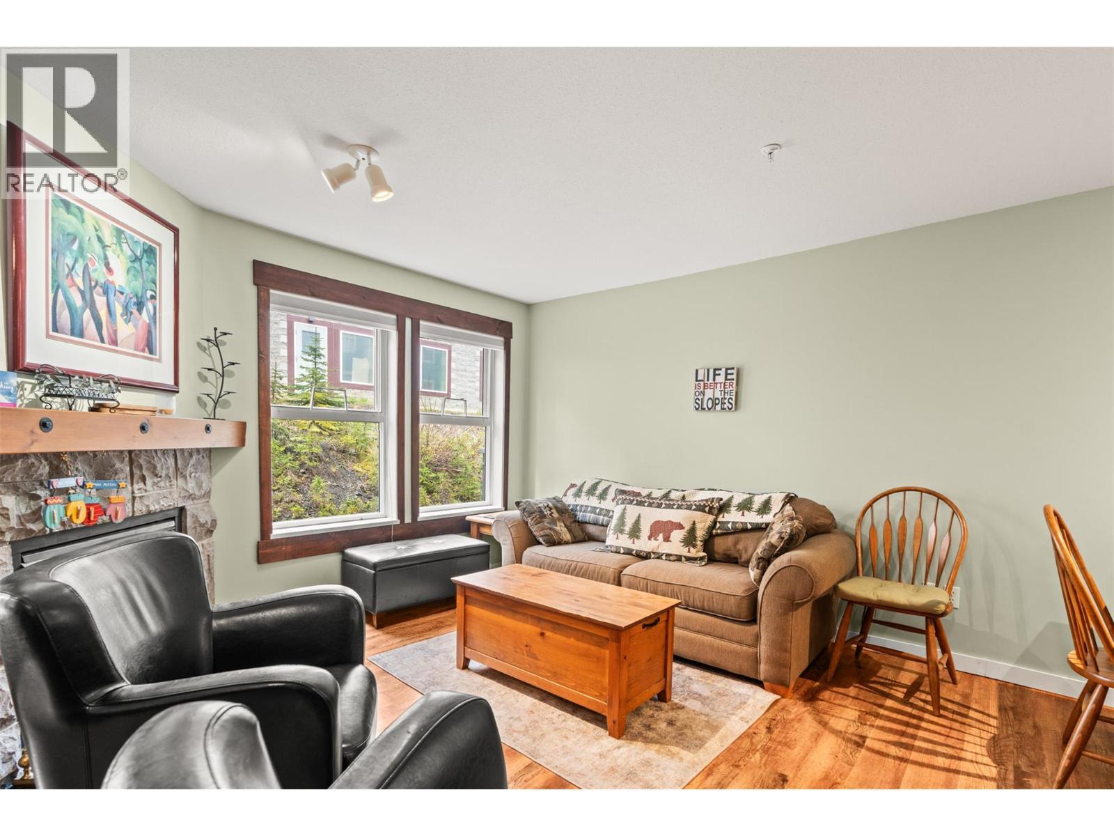 155 Silver Lode Lane Unit# 256, Vernon, BC - Indoor Photo Showing Living Room With Fireplace